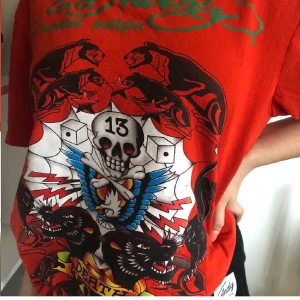EdHardy t-shirt - Ed Hardy t-shirt som aldrig används längre, hoppas den kan komma till användning hos någon annan☺️ Stl L men skulle säga att den passar de flesta beroende på hur man vill att den ska sitta! Hör av er vid frågor eller för fler bilder❣️