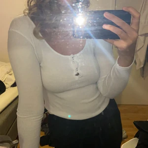 Vitt tröja med knappar - Säljer denna snygga tröja med knappar, köpt från boohoo och är använd typ 4 gånger, den är i storlek 36