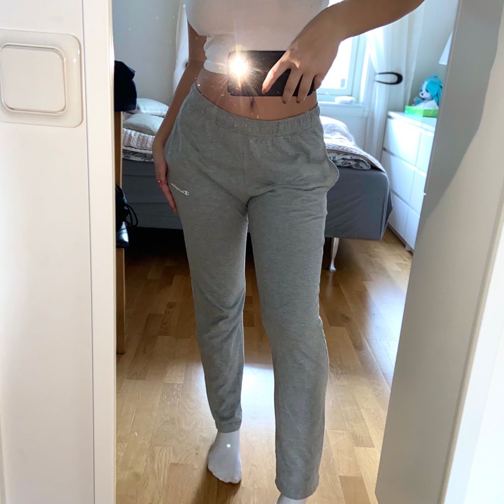 Det är gråa, sköna och tunna mjukisar som är högmidjade. Märket Champion är i perfekt skick och har två fickor vid sidan av höften. Perfekt mjukisar för att ha på sig hemma eller styla upp de för att gå ut. Du kan även knyta hur hårt du vill stt det sitter fast den detaljen döljs för den syns ej. Den sitter ”bakom” tyget där man egentligen brukar knyta. Frakt tillkommer , vid intresse eller frågor tveka inte o höra av er ✨. Jeans & Byxor.