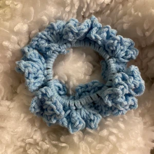 Baby blue scrunchie  - Lätt att använda i håret, finns en vanligt hårsnodd i. Oanvänd. Använder såklart handskar och handsprit när jag gör den