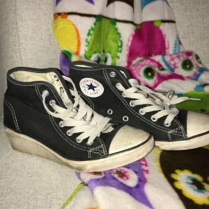 Converse skor - Ett par Converse All Star skor i storlek 37. Superfina å gulliga skor men inte riktigt min stil, fick dom i somras men vill nu prova sälja vidare! Är lite slitna, men ändå i bra skick, därav priset. Supersnygga med sin ”klack”, eftersom de gör att de sticker ut lite! (Enligt mig 😉) 