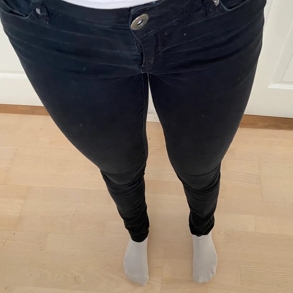 väldigt fina jeans från only, säljer de för att jag inte använt de så mycket, W29 L34, passar mig bra som är en 38, de är midwaist, slim fit fast ändå stretch . Jeans & Byxor.