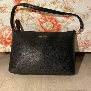 Liten guessväska - Fint skick med leopard på insidan.