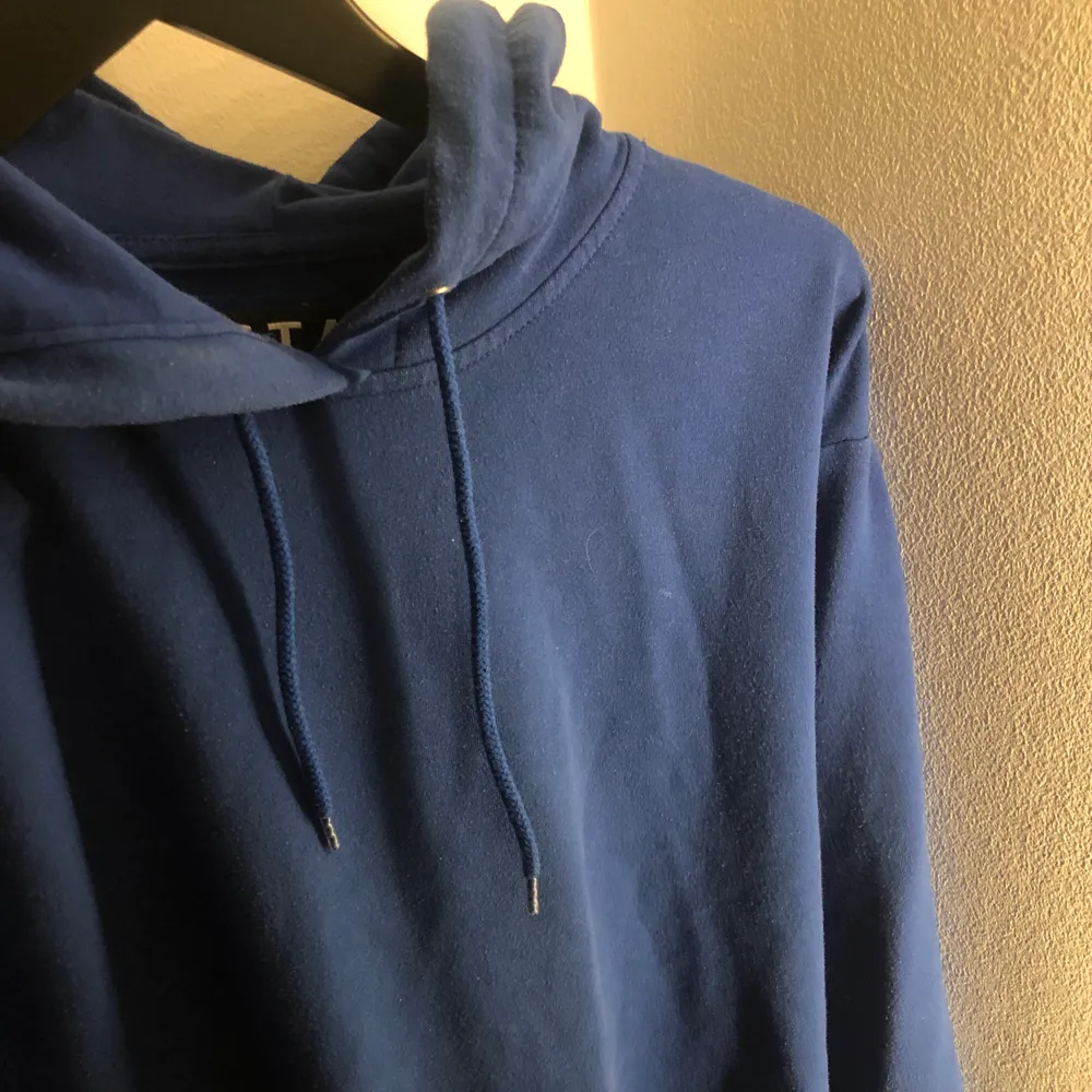 Blå hoodie, köpt på plick, använd få gånger, i bra skick. Stl xs men funkar xs-m. Tröjor & Koftor.