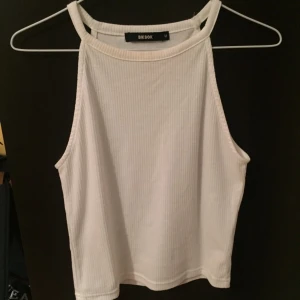  - Kortare top från bikbok, aldrig använd - superbra skick (köpt i augusti)  Köparen betalar frakt  