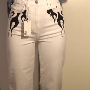 Handmålade jeans! - Vi säljer ett par fräcka handmålade ”flame” jeans!Jeansen är från lager 157, helt nya i storlek XS. (Köpta för 300kr)Rekommenderas att tvättas i 30 grader :)