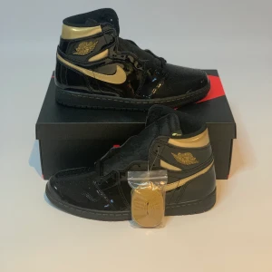 Jordan 1 high black metallic gold - Helt nya, aldrig använda! Storlek 44, pris 1799kr