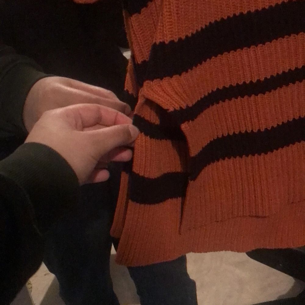 Randig orange/svart stickad tröja med två små slits vid sidan, men som inte längre kommer till användning. Bra skick!!! Storleken säger XS men skulle säga att den passar ända upp till L (beror på hur man vill att den ska sitta). Den är köpt från monki och där brukar tröjorna ofta vara oversized. 40kr. Stickat.