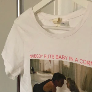 Dirty Dancing T-Shirt - Älskar filmen men tröjan passar mig inte! Använd ett fåtal ggr💘