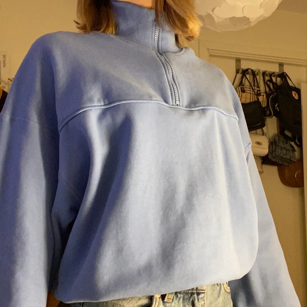 Fin blå sweatshirt från weekday med half zip. Passar perfekt till vintern☃️❄️ Storlek XS. Tröjor & Koftor.