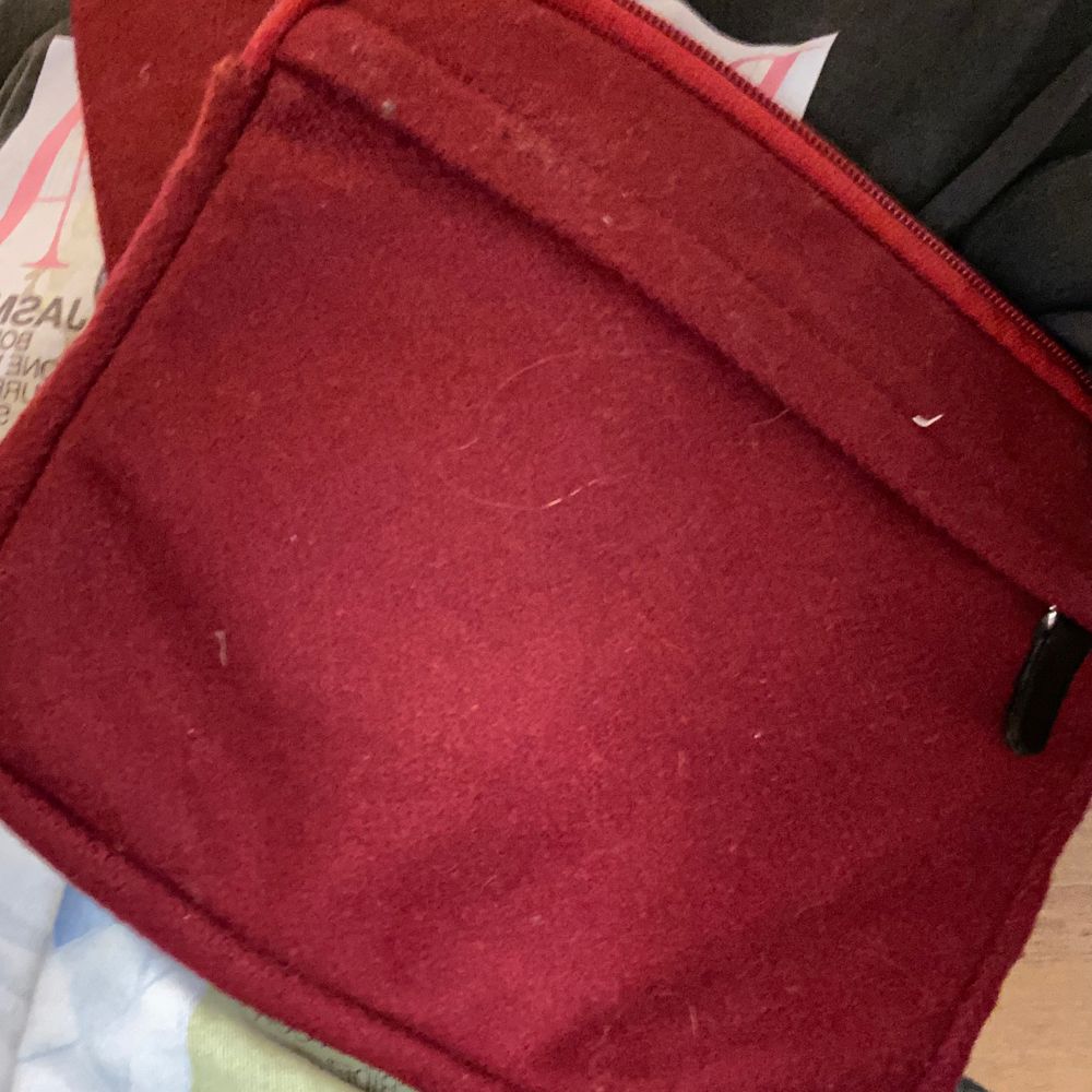 Zadig & Voltaire väska i perfekt skick men ett par år gammal. En fin magväska som sitter bra! Antigen över axeln eller vid höften :). Väskor.