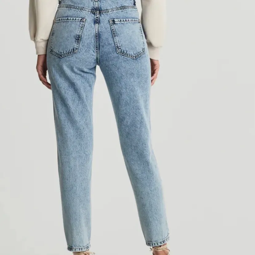 Säljer dessa jeansen från ginatricot. Det är ett par mom jeans. Nypris-500 mitt pris-200. Bra skick. Jeans & Byxor.