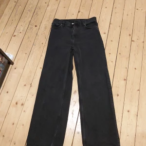Svarta Yoko jeans  - Svarta jeans från Monki i modellen Yoko, jeansen är lite gråare än på bilden från Monki. Skriv om ni vill ha fler bilder på jeansen. Buda om de är flera som är intresserade!💕💕