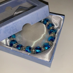 Sten och diamant armband  - Detta är ett helt nytt och oanvänt armband som också kommer med en jättefin box, det finns flera olika blåa nyanser i stenarna på armbandet och flera små diamanter. Jättefint armband och speciellt om man tycker om blåa smycken. Jag valde att sälja det efter detta inte är min stil. 