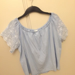  - Helt ny och oanvänd off shoulder-blus från h&m i storlek M.