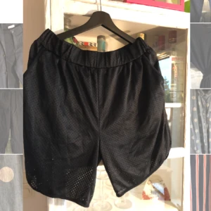  - Perforerade shorts i ngt längre modell. Passar även medium, bra skick. Har katt. Skickar mot fraktkostnad.