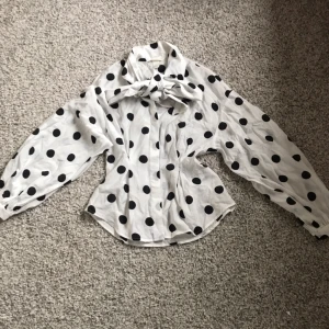  - Prickig knytblus från H&M! Såååå fin och chic! Köpt för 399 kr och i nyskick! Säljer för 150 kr ✨✨