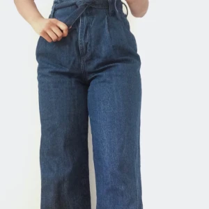  - paperbag jeans med knytning från Zara. Fransiga kanter och mycket höga i midjan. Använda 2ggr och är i toppskick. Kan mötas upp annars står köpare för frakt.    orginalpris: 299kr
