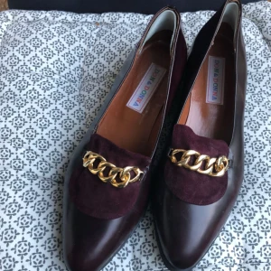  - Mörkrött, lackat läder 