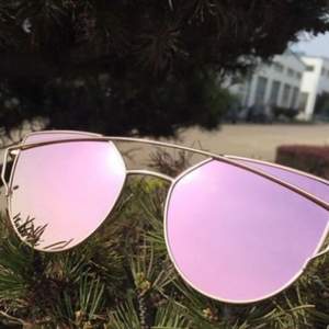 🌸✨ Solglasögon med UV400 & guldpläterade detaljer. Storlek: H: 5cm L: 14,3cm. Frakt: 59 pix. ✨🌸