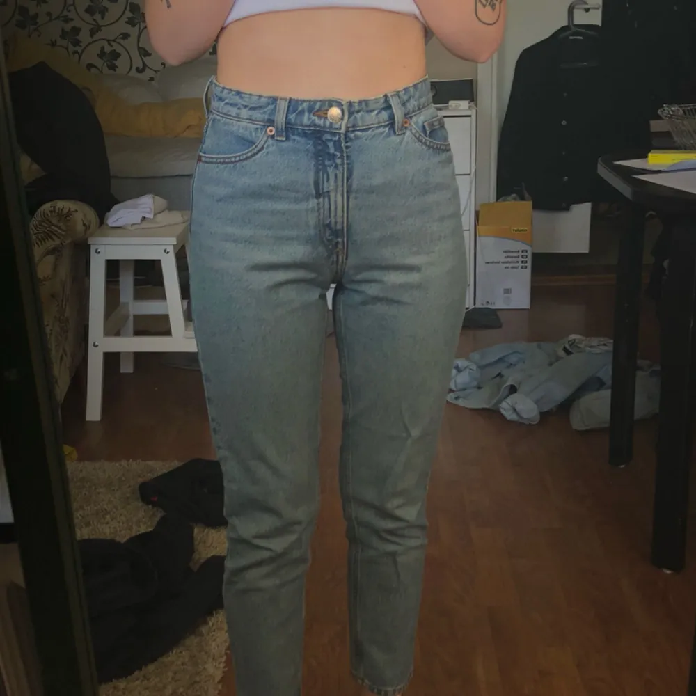 favorit mom-jeans från Monki! väldigt använda, men ser fortfarande ut som nya. måste tyvärr sälja då jag inte kommer i dem längre, men dem är verkligen helt perfekta!!. Jeans & Byxor.