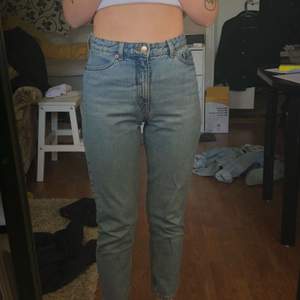 favorit mom-jeans från Monki! väldigt använda, men ser fortfarande ut som nya. måste tyvärr sälja då jag inte kommer i dem längre, men dem är verkligen helt perfekta!!
