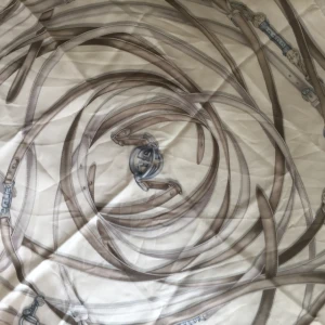  - Gucci sjal i 100% siden Nypris 2700 kr Endast enda defekt är en liten fläck enligt bild 3