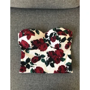  - Väldigt fin topp med rosor. Aldrig använd, prislapp sitter kvar (199kr).