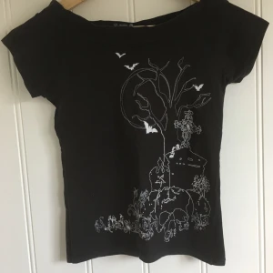  - Mycket bra kvalitet av ren bomull och coolt print med flädermöss motiv. Nyskick, storlek S.