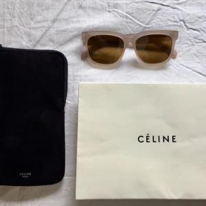  - Ursnygga Céline solisar i modellen ’Radical’ färgen Rose. Jätte bekväma och ger ett skönt ljus. Äkta, kvitto finns. Möts upp i centrala Stockholm eller fraktar mot fraktkostnad.