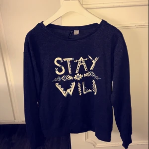  - Blå tröja från H&m. 