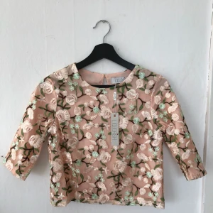  - Superfin topp till vårens & sommarens fester. Aldrig använd, säljer pga. felbeställning av storlek. Frakt tillkommer! 🌸