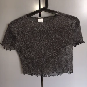  - ✨Underbart glittrig mesh croptop från gina. Perfekt med en fin bh eller bralett under! ✨