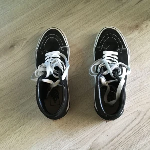 - Höga Vans, knappt använda, bara lite skitiga men gör rent innan utskick!🏄🏽 pris kan diskuteras om vi ses snabbt i Stockholm! :) 