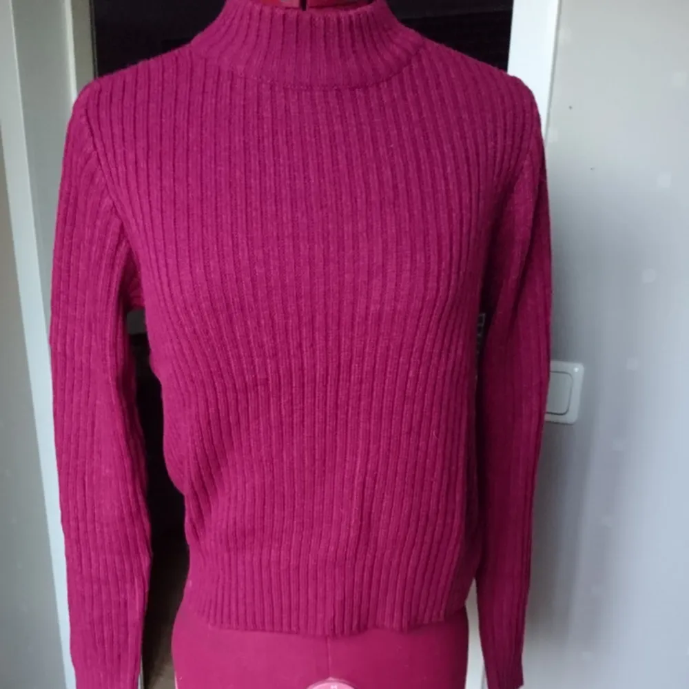 Violet polo shirt in short model. Blusar.