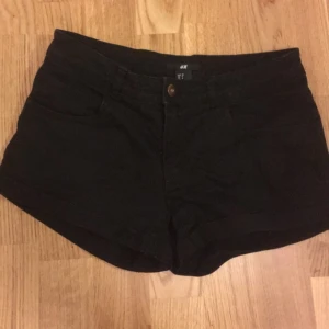  - Svarta korta shorts i strl 34