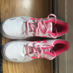  - Dessa Adidas skor är oanvända och i väldigt gott skick.