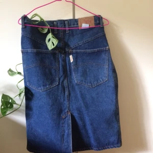  - Jättefin blå jeanskjol i fint skick, storlek 28 men är nog som en M i midjan. Kan skickas! 🐆