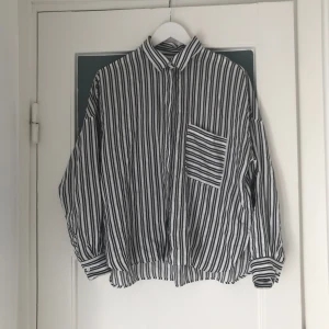  - Randig skjorta fint skick. Frakt 39kr postnord