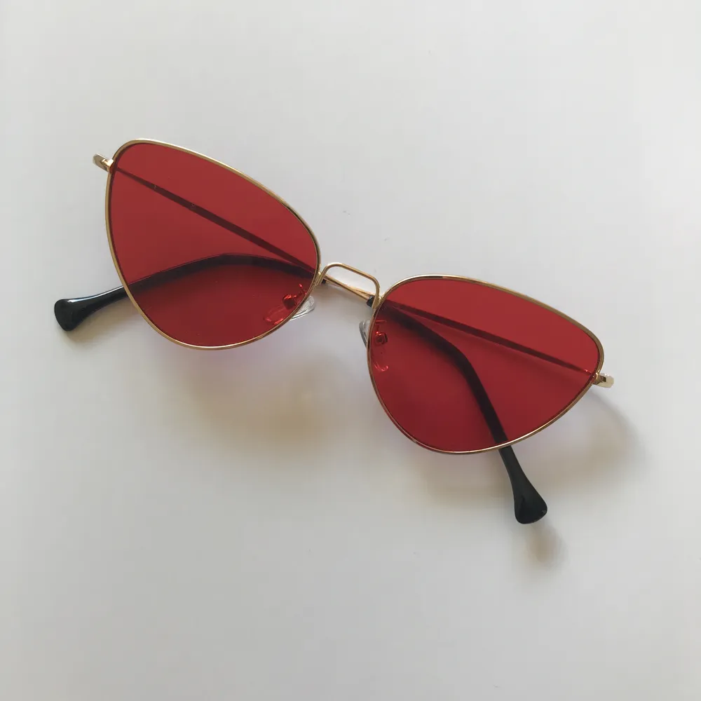 Röda tintade solglasögon med guldiga bågar från Korea 🌹 Himlen blir lila när du bär dessa! 😍 . Accessoarer.