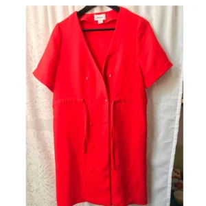  - Klänning/ skjorta som går att knyta eller knäppa