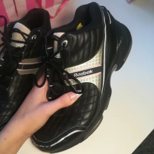  - Sköna skor i storlek 38 från Reebok. 