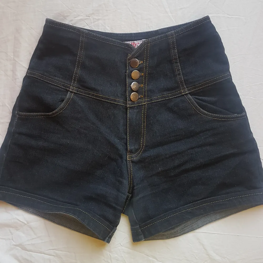 Ett par shorts som bara ligger i min garderob, säljer pga att de är för små.   köparen betalar frakt . Shorts.