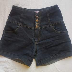 Ett par shorts som bara ligger i min garderob, säljer pga att de är för små.   köparen betalar frakt 