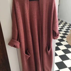  - Rosa 38% alpaka cardigan i oversize modell, XL.  Passar XS-XL 