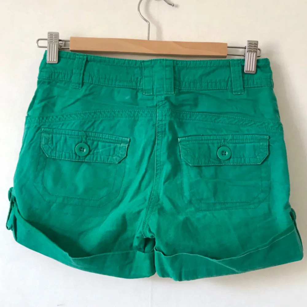 Gröna shorts från H&M, storlek 34. Litet blekningar i tyget, se bild, men gott skick utöver!  Kan mötas i Stockholm eller skicka mot fraktkostnad! ✨🌸✨. Shorts.