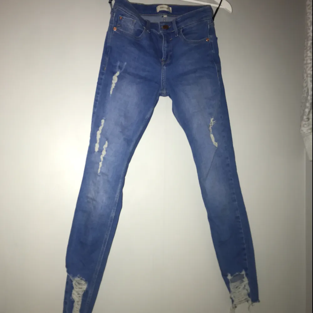 stretchiga jeans från river island. Det står att det är stl ”6”, skulle säga att det motsvarar xs! Köparen står för frakt!. Jeans & Byxor.