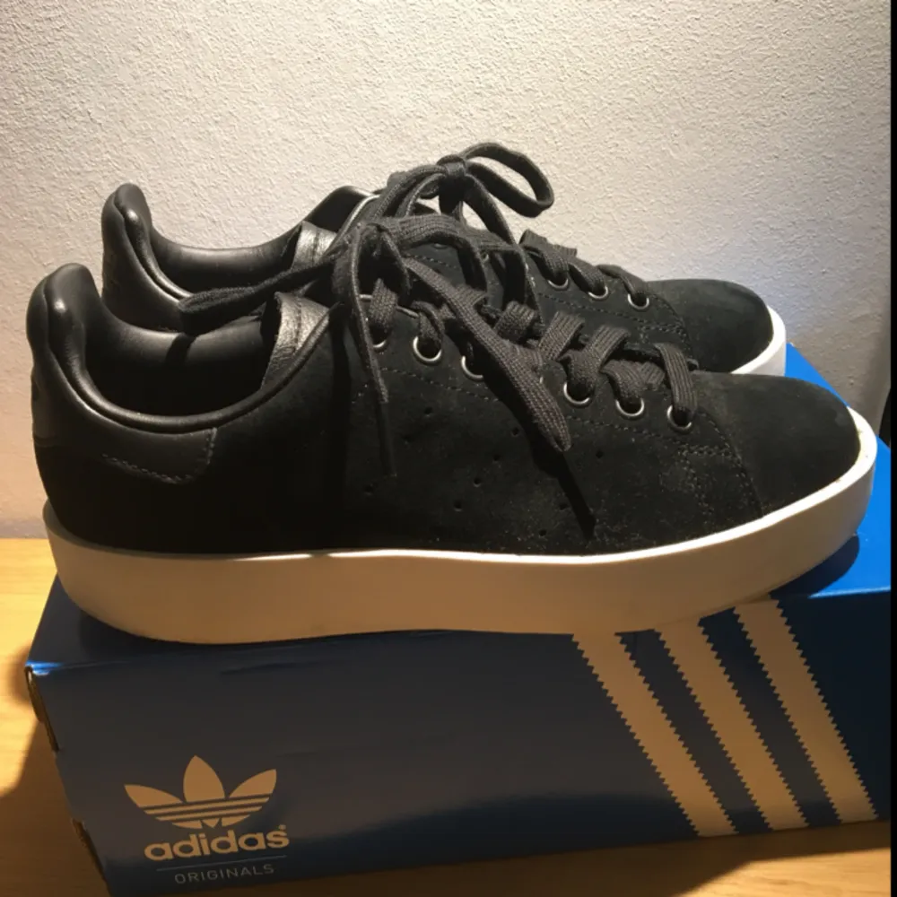 Stan Smith Bold. Storlek 39. Enbart använda några få gånger så de är i fint skick!  . Skor.