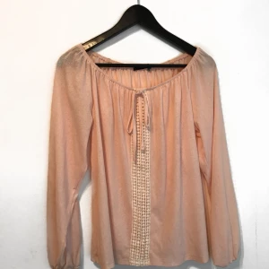  - Superfin puderrosa blus! Går att justera och antingen ha nedanför axlarna eller vanligt.