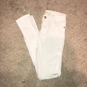 Vita Molly jeans från Gina Tricot    150 kr istället för 400 kr   Använda 3 ggr    Storlek XS    Har ett litet hål som man enkelt kan dölja    Säljer pga för korta för mig 